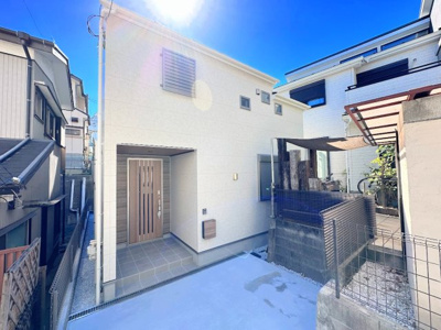 【外観】 | ◆◇日野4丁目　新築戸建て◇◆ | ◆一戸建てを中心とした街並みが整然と続き、閑静な趣を感じる環境です。玄関前は広々しており物置や自転車置き場にご利用いただけます。