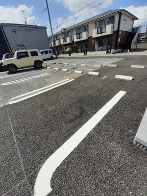 【駐車場】 | サンビレッジＢ | 駐車場に車を止められます