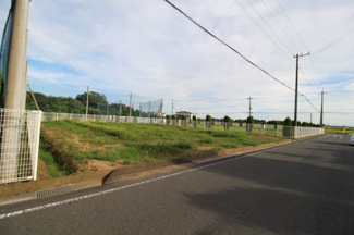 【前面道路含む現地写真】 | 比企郡川島町表　工場用地　敷地面積193.6坪　