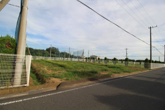 【前面道路含む現地写真】 | 比企郡川島町表　工場用地　敷地面積193.6坪　