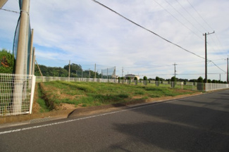 【前面道路含む現地写真】 | 比企郡川島町表　工場用地　敷地面積193.6坪　