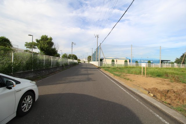 比企郡川島町表　工場用地　敷地面積193.6坪　の前面道路含む現地写真
