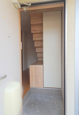 【玄関】 | アーバンヒルズ　戸建　3ＬＤＫ | 収納もある玄関です