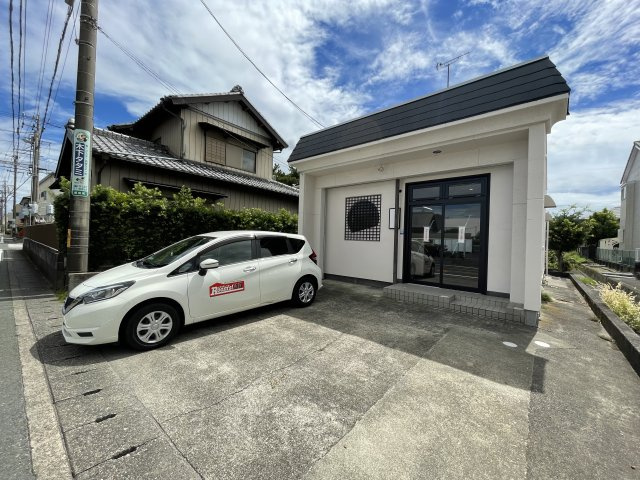 飯田町店舗の駐車場