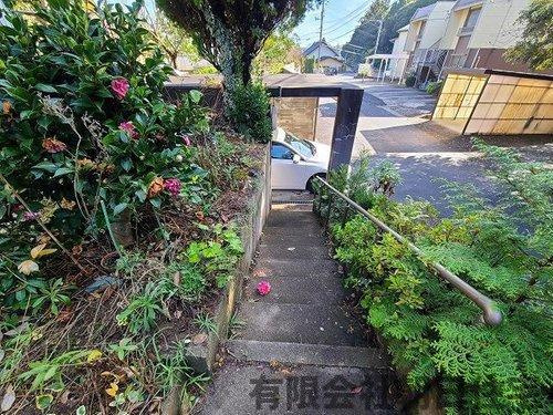 【周辺】 | 比津町売土地 | 土地に昇り降りする階段です