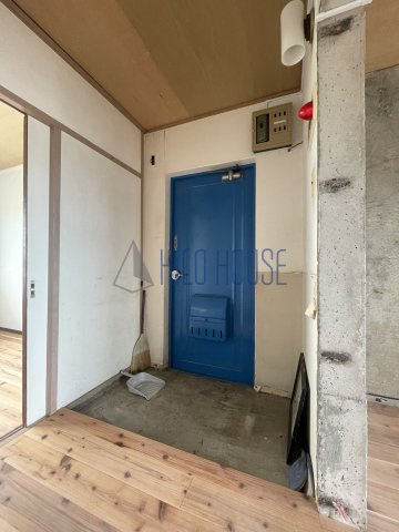 フラワリー霞ヶ関3号棟の玄関