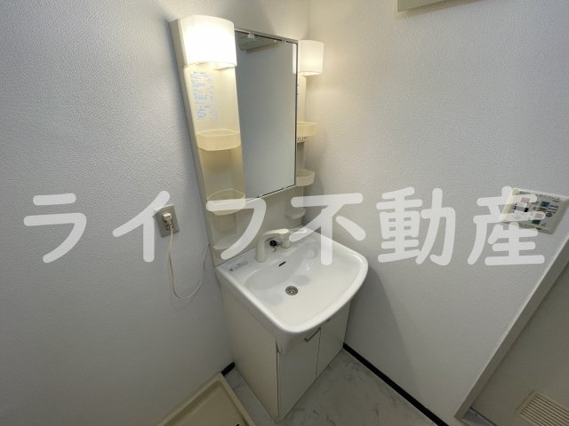 ラ・フォーレ高井田の独立洗面台|朝の支度にも助かる、独立の洗髪洗面化粧台