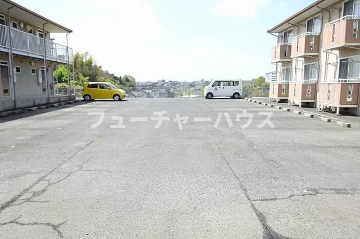 サニーヒルズ薬師台　Ａの駐車場