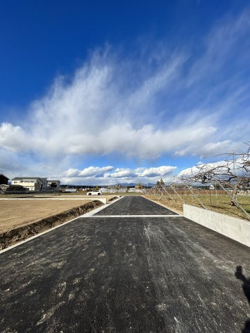 【周辺】 | 富岡市上高瀬分譲地 | 新設位置指定道路（南側から撮影）
