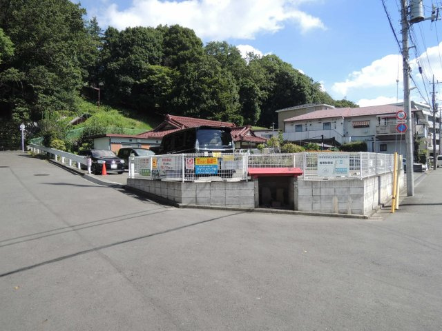 多摩市山王下１丁目の駐車場の駐車場|アスファルトの駐車場です