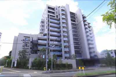 【外観】 | ブランズ桃山台 | 駅徒歩1分を感じさせない緑との調和した佇まいのマンションです