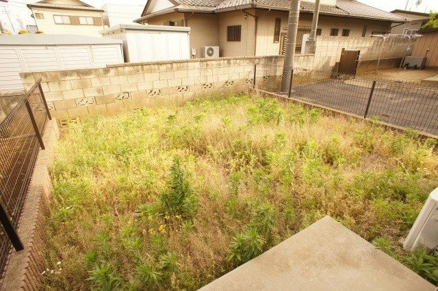 メゾンローズブランの庭