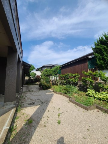 【庭】 | 宗像市自由ヶ丘２丁目 戸建て | 陽当りの良いお庭。10坪以上の広さがあるのでお子さまの遊具を置いてもまだ余裕があります