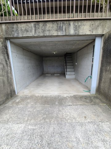 【駐車場】 | 宗像市自由ヶ丘２丁目 戸建て | 駐車場は堀車庫になっているので日差しや黄砂などから愛車を守れます