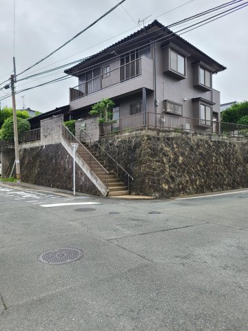 【外観】 | 宗像市自由ヶ丘２丁目 戸建て | 高台なので道路からの視線が気になりません。陽当り風通しが良く人気の角地の物件です。外壁・屋根塗装も済んでいます