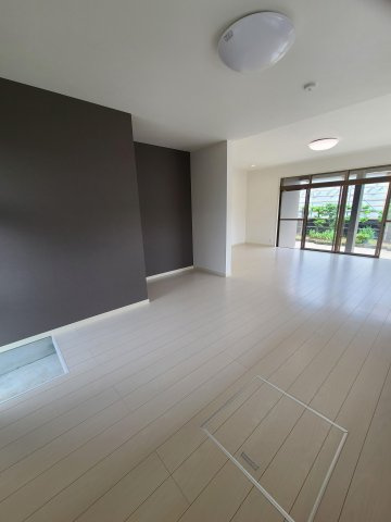 【居間・リビング】 | 宗像市自由ヶ丘２丁目 戸建て | 5月に内外装リフォーム完成してます☆彡
各部屋も間口が広く、窓が多くて陽当りの良い室内はご家族みんなで過ごす空間をより居心地良くしてくれます