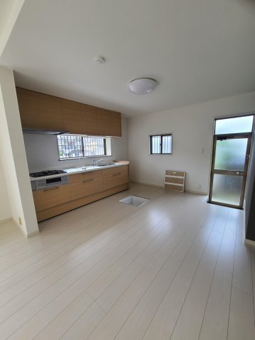 【キッチン】 | 宗像市自由ヶ丘２丁目 戸建て | 窓が多く明るいリビング♪壁付タイプのキッチンは無駄な空間が無く、食器類の持ち運びもスムーズです♪