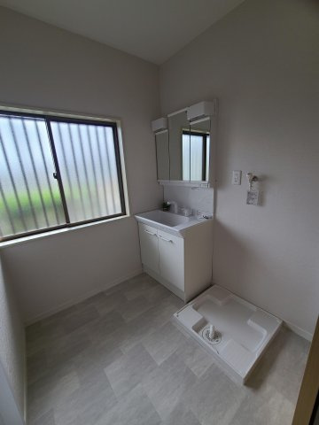 【独立洗面台】 | 宗像市自由ヶ丘２丁目 戸建て | 収納力と機能性に優れた三面鏡洗面化粧台です。洗面所には大きな窓があり換気もばっちりで湿気をこもらせず、結露やカビの発生を防ぎます