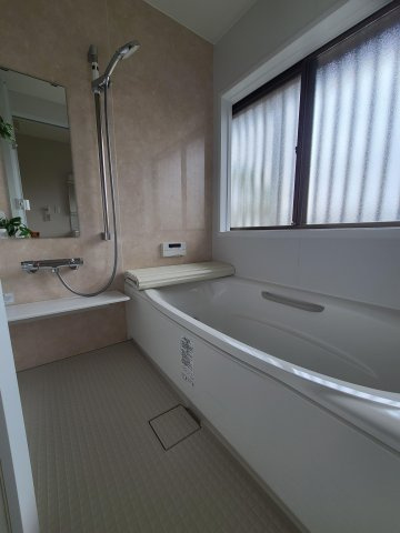 【浴室】 | 宗像市自由ヶ丘２丁目 戸建て | 戸建てならではのゆったりしたバスルーム。大きな窓があるのでカビしらずで清潔な状態をキープできます。経済的な追い焚き機能付きです