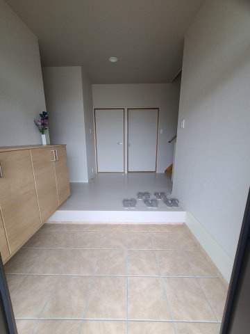 【玄関】 | 宗像市自由ヶ丘２丁目 戸建て | 広い玄関スペースはご家族が多いご家庭にもおすすめです。
収納力に優れた玄関でいつでも片付いた状態でお客様を迎えられます