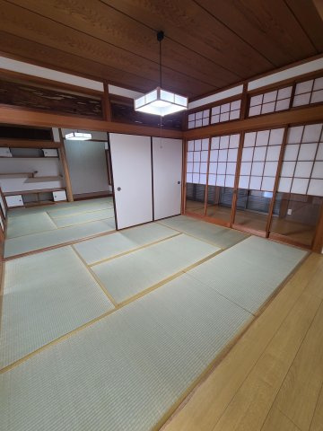 【和室】 | 宗像市自由ヶ丘２丁目 戸建て | 2間つづきの広い和室はあえてそのまま残してあるので、お子様の遊びスペースや、家族みんなのくつろぎスペースとして活用できます。陽当りの良い縁側もあって風情があります