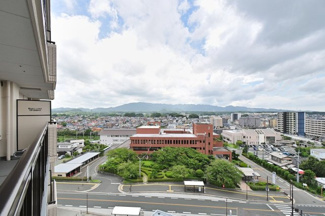 【展望】 | 前面はさえぎる高層ビルもなく、美しい青空の眺望が広がります。高層階からの景色はこのお部屋の特権です♪