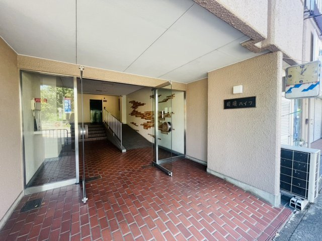 嵯峨ハイツのエントランス