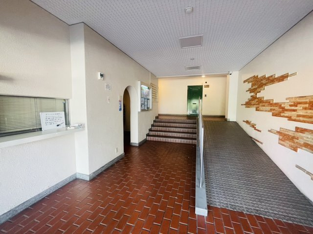 嵯峨ハイツのエントランス