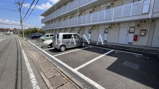 レオパレスアレグリーアの駐車場