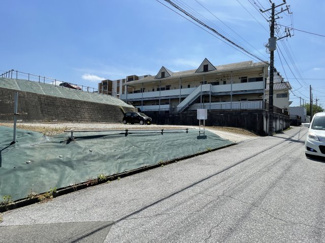 【前面道路含む現地写真】 | 建築条件ありません！！
約73坪の広い敷地を活かして、お庭を広く取ることも可能です！！
夢のガーデニングを楽しむことができます♪♪
間口も約17mと広いので、カースペースを大きく取ることも可能です！！
