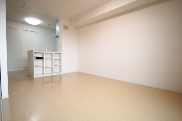 プラウド年見の居間・リビング|こちらの居間で趣味の時間をお楽しみください