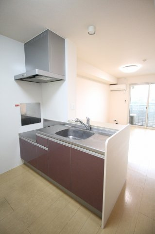 プラウド年見のキッチン|コンパクトなキッチンで掃除もラクラク