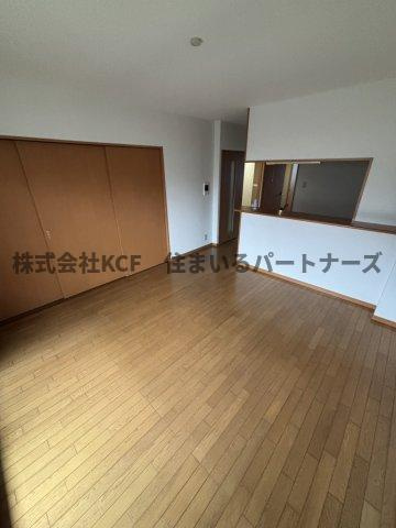 久留米市上津町の賃貸マンションの居間・リビング|こちらのリビングで趣味の時間をお楽しみください