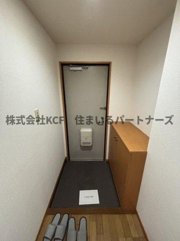 久留米市上津町の賃貸マンションの玄関|明るい玄関です