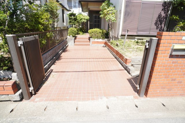 芝山1丁目戸建ての駐車場|駐車場寸法　約2.4ｍ（幅）×約4.7ｍ（奥行）