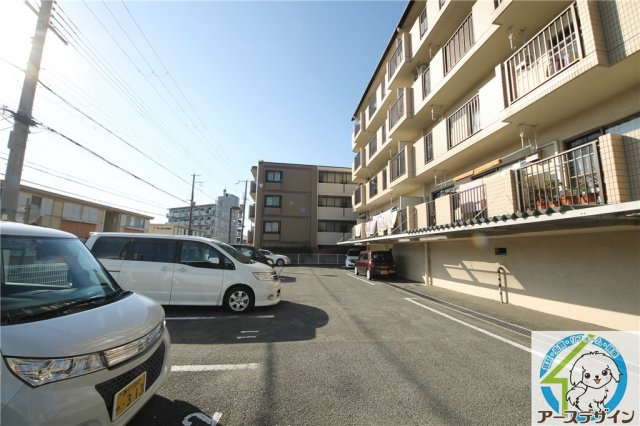 リバーハイツKANBEEの駐車場
