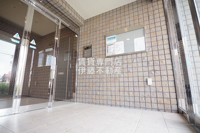 ルーチェ庄内緑地のエントランス