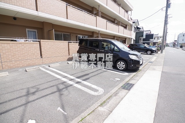 ルーチェ庄内緑地の駐車場