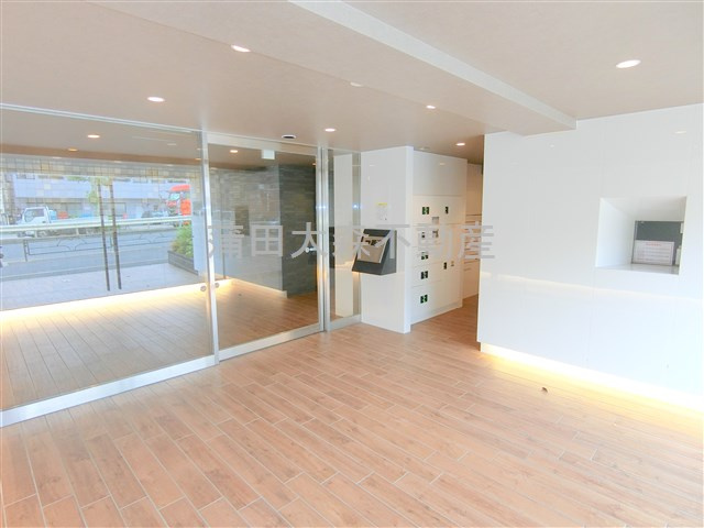 ディアレイシャス大森WESTのエントランス|防犯カメラTVモニター付オートロック宅配BOXメールBOX管理人室　エントランス