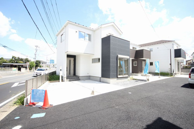 【前面道路含む現地写真】 | 三郷市戸ケ崎1期１号棟 | 前面道路含む現地写真です