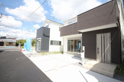 【前面道路含む現地写真】 | 三郷市戸ケ崎1期２号棟 | 前面道路含む現地写真です