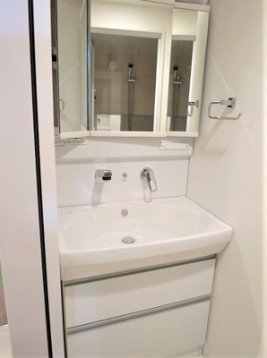 【洗面所】 | ステラ桜川 | すっきりデザインの三面鏡付洗面化粧台♪