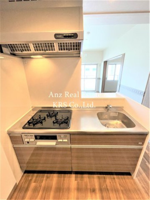 【キッチン】 | ステラ桜川 | 3口ガスコンロにグリルも付いており便利なキッチンです♪