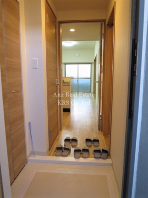 【玄関】 | ステラ桜川 | 玄関から撮影♪暖かみのある内装のお部屋です♪