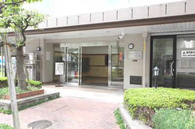 【エントランス】 | クローバーハイツ江戸堀 | 1階はエントランスホールや集会室などの共用施設、自転車置場や車場のほか店舗が有ります♪