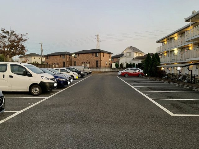 レオパレス並木の駐車場