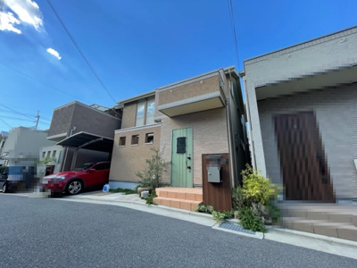 【前面道路含む現地写真】 | 枚方市松丘町　戸建 | 前面道路含む現地写真です