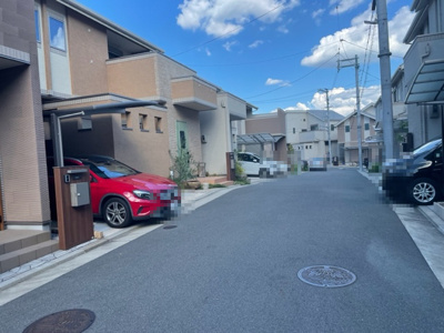 【前面道路含む現地写真】 | 枚方市松丘町　戸建 | 前面道路含む現地写真です