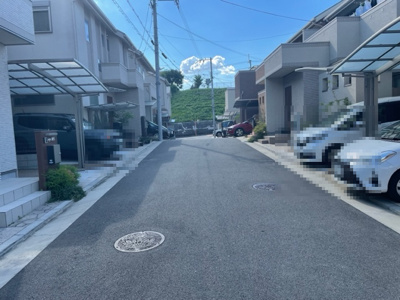 【前面道路含む現地写真】 | 枚方市松丘町　戸建 | 前面道路含む現地写真です