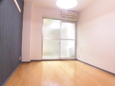 ビレイユ真英四条柳馬場の居間・リビング|洋室